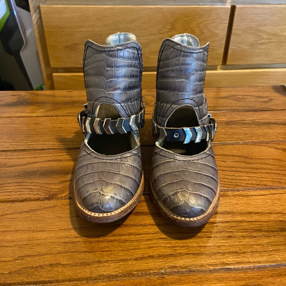 Freebird Blade bootie size 7